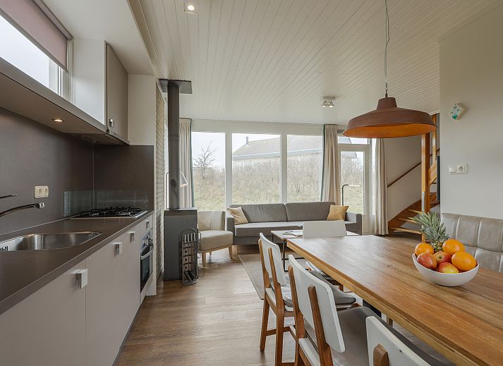 Ruime slaapkamer in Sluftervallei 8-persoons bungalow 8C, De Cocksdorp Texel, met twee eenpersoonsbedden.