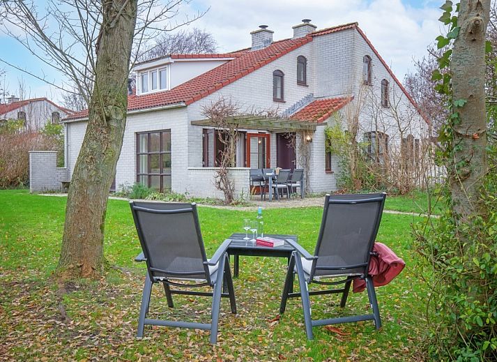 Ontspan in de tuin van vakantiehuis Annemein, Roggeslootweg 523, De Cocksdorp, Texel, met comfortabele stoelen en een uitnodigend terras.