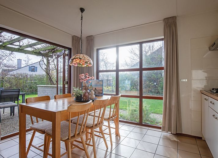 Ontspan in de tuin van vakantiehuis Annemein, Roggeslootweg 523, De Cocksdorp, Texel, met comfortabele stoelen en een uitnodigend terras.