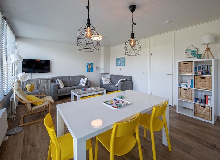 Vakantiehuis Slufterhoek 080 in De Cocksdorp, Texel biedt een zonnig terras en groene tuin voor ontspanning op de prachtige Waddeneilanden.