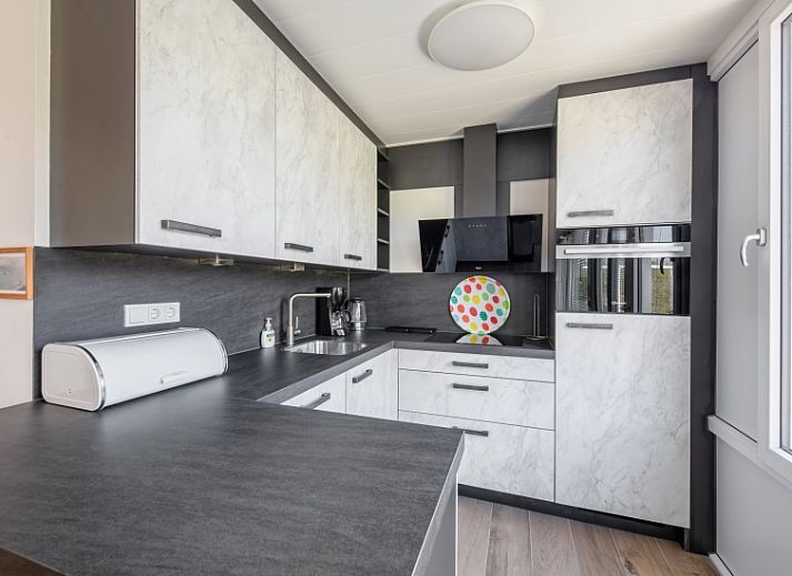 Vakantiehuis Slufterhoek 080 in De Cocksdorp, Texel biedt een zonnig terras en groene tuin voor ontspanning op de prachtige Waddeneilanden.