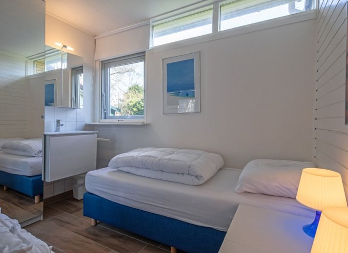 Gezellige woonkamer van Vakantiehuis Slufterhoek 080 in De Cocksdorp, Texel, met moderne inrichting en veel natuurlijk licht.