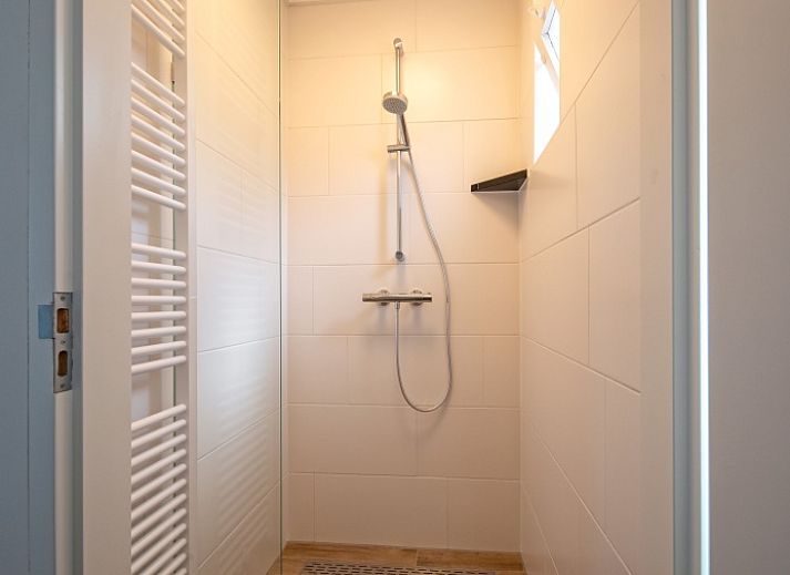 Gezellige woonkamer in Vakantiehuis Slufterhoek 080, De Cocksdorp, Texel, met comfortabele zithoek en moderne inrichting.