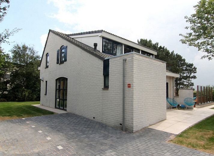 Vakantiehuis LB 553 in De Cocksdorp op Texel biedt een ruime veranda met zitgedeelte, ideaal voor ontspanning op de Waddeneilanden.