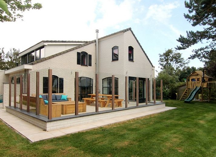 Vakantiehuis LB 553 in De Cocksdorp op Texel biedt een ruime veranda met zitgedeelte, ideaal voor ontspanning op de Waddeneilanden.