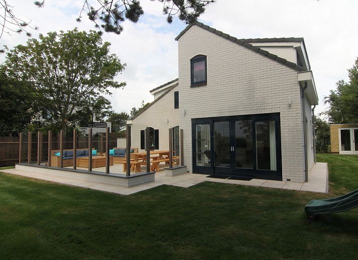 Vakantiehuis LB 553 in De Cocksdorp op Texel biedt een ruime veranda met zitgedeelte, ideaal voor ontspanning op de Waddeneilanden.