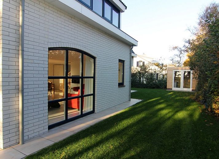 Vakantiehuis LB 553 in De Cocksdorp op Texel biedt een ruime veranda met zitgedeelte, ideaal voor ontspanning op de Waddeneilanden.