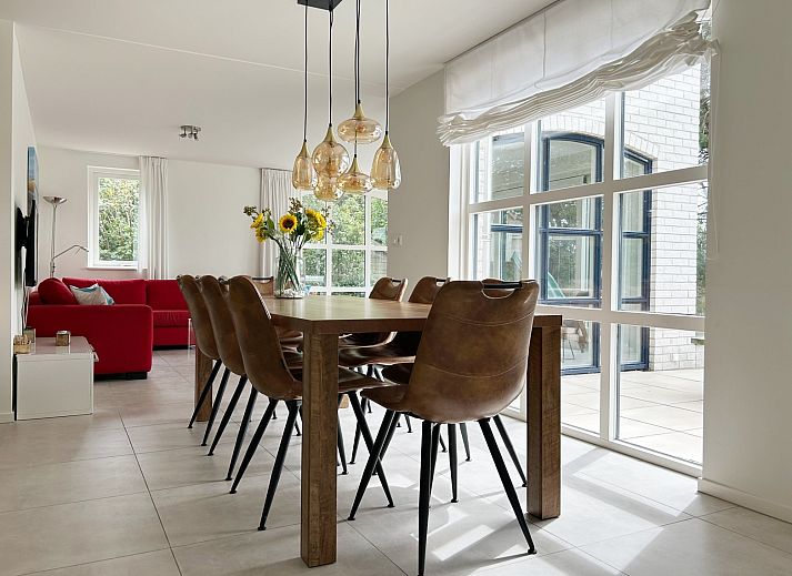 Vakantiehuis LB 553 in De Cocksdorp, Texel met ruime veranda en groene tuin, ideaal voor een ontspannen verblijf op de Waddeneilanden.