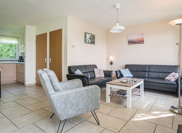 Gezellig vakantiehuis Bungalow Klein Axel in De Cocksdorp, Texel, met zonnig terras en groene omgeving.