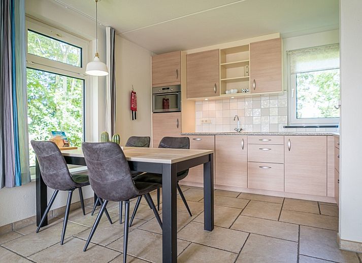 Gezellig vakantiehuis Bungalow Klein Axel in De Cocksdorp, Texel, met zonnig terras en groene omgeving.