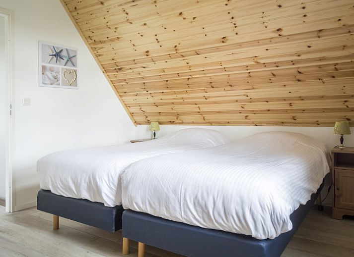 Gezellig vakantiehuis Bungalow Klein Axel in De Cocksdorp, Texel, met zonnig terras en groene omgeving.