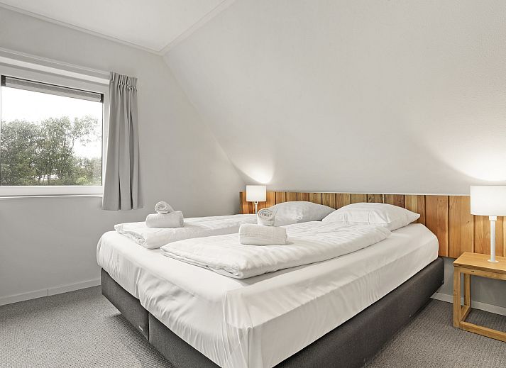 Cozy sitting area with fireplace in Sluftervallei bungalow, De Cocksdorp, Texel. Perfect for cold evenings.