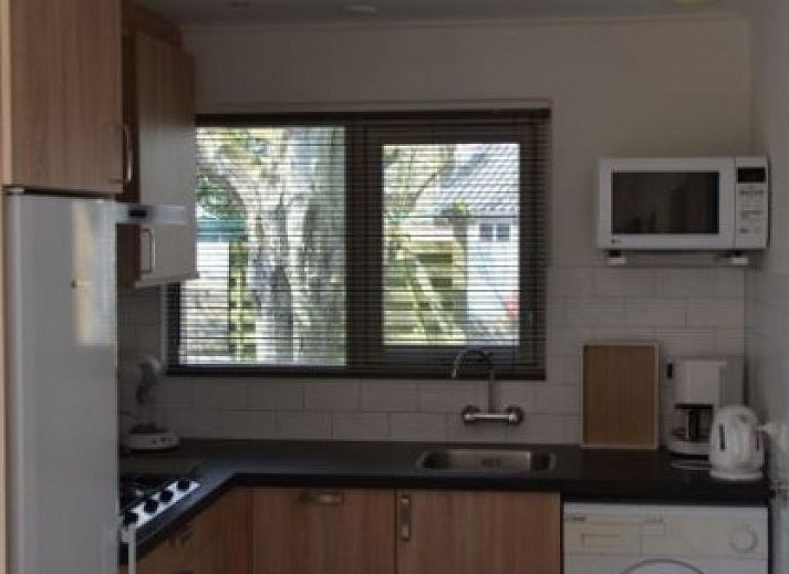 Cozy living room of bungalow Teenstrapad in De Cocksdorp, Texel, ideal for relaxation.