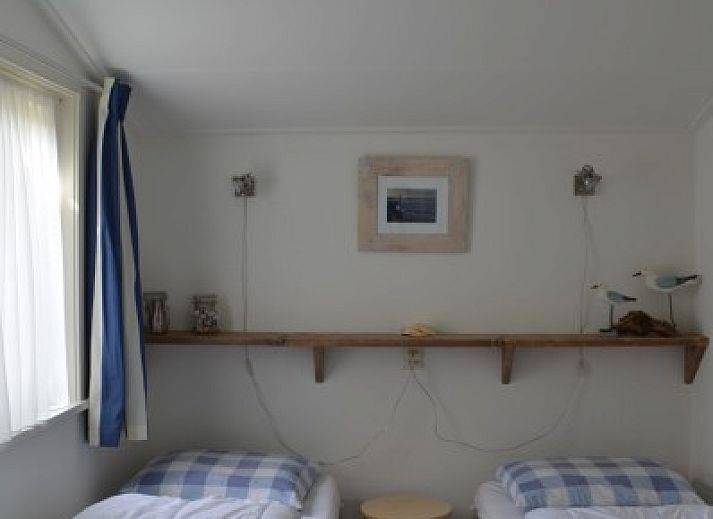 Cozy living room of bungalow Teenstrapad in De Cocksdorp, Texel, ideal for relaxation.