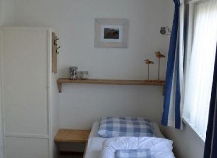 Cozy living room of bungalow Teenstrapad in De Cocksdorp, Texel, ideal for relaxation.