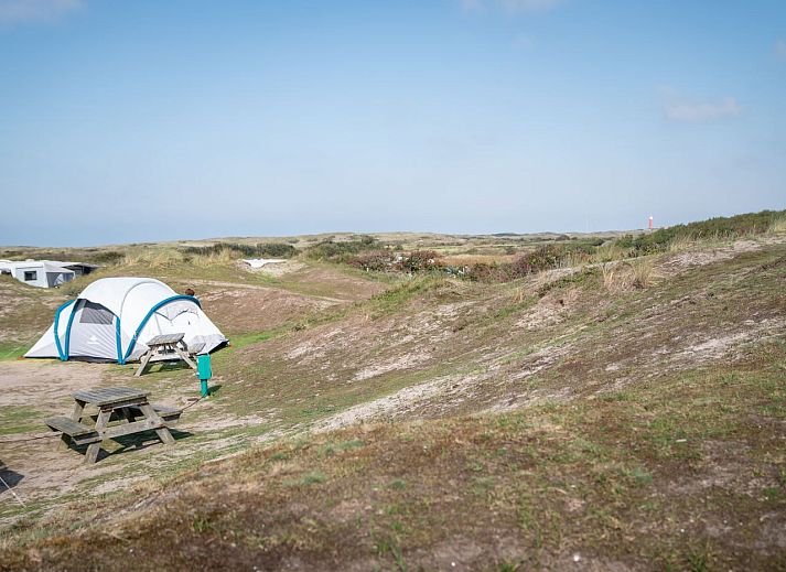 Sluftervallei Komfort-Campingplatz C2 in De Cocksdorp Texel mit Blick auf Duenen und Zelte.