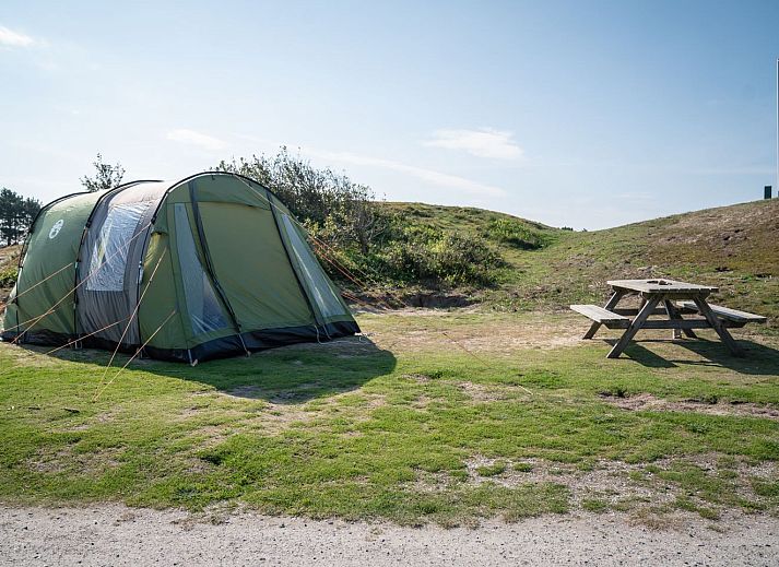 Sluftervallei Komfort-Campingplatz C2 in De Cocksdorp Texel mit Blick auf Duenen und Zelte.
