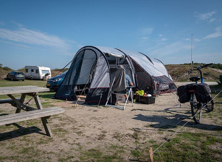 Sluftervallei Komfort-Campingplatz C2 in De Cocksdorp Texel mit Blick auf Duenen und Zelte.
