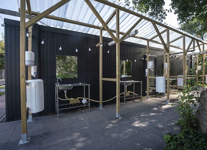 Stellplatz auf dem Campingplatz Sluftervallei Comfort Stellplatz C2, De Cocksdorp Texel mit Picknicktisch.