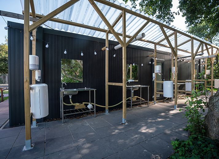 Stellplatz auf dem Campingplatz Sluftervallei Comfort Stellplatz C2, De Cocksdorp Texel mit Picknicktisch.