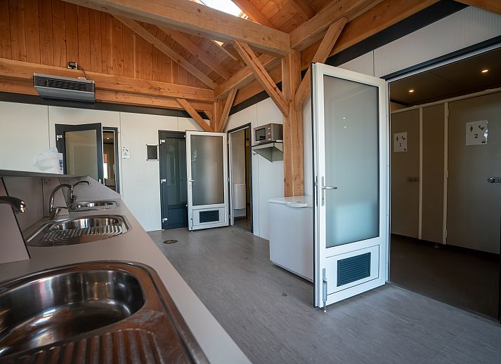 Stellplatz auf dem Campingplatz Sluftervallei Comfort Stellplatz C2, De Cocksdorp Texel mit Picknicktisch.