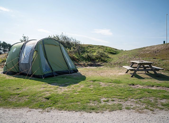 Gruenes Zelt auf Sluftervallei Comfort Camping Platz C2, De Cocksdorp Texel mit Rasen.