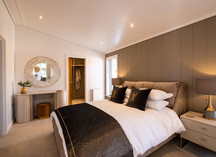 Gruenes Zelt auf Sluftervallei Comfort Camping Platz C2, De Cocksdorp Texel mit Rasen.