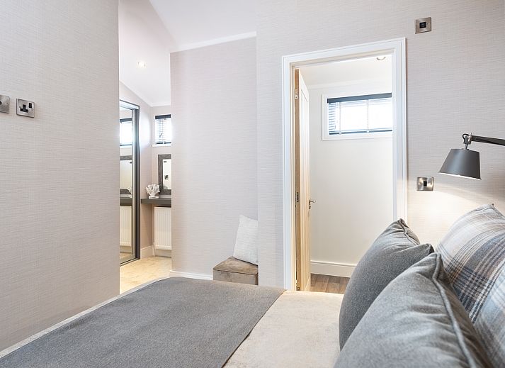 Gruenes Zelt auf Sluftervallei Comfort Camping Platz C2, De Cocksdorp Texel mit Rasen.