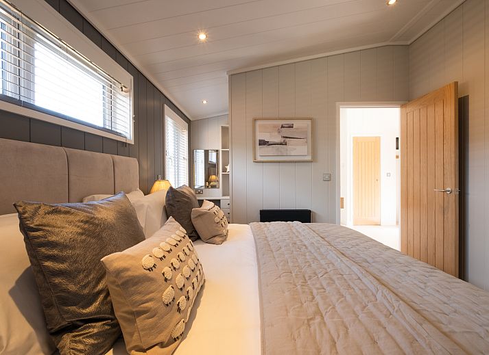 Gruenes Zelt auf Sluftervallei Comfort Camping Platz C2, De Cocksdorp Texel mit Rasen.