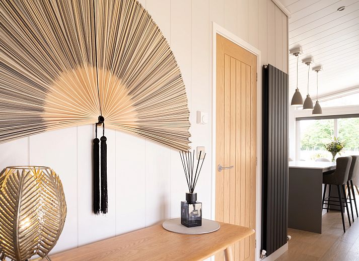 Gruenes Zelt auf Sluftervallei Comfort Camping Platz C2, De Cocksdorp Texel mit Rasen.