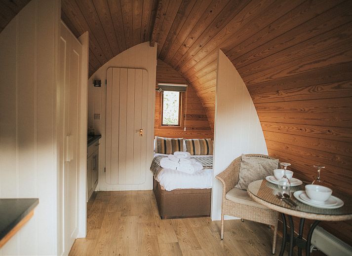 Picknickbank und Zelt auf dem Sluftervallei Comfort-Campingplatz C2 in De Cocksdorp Texel.