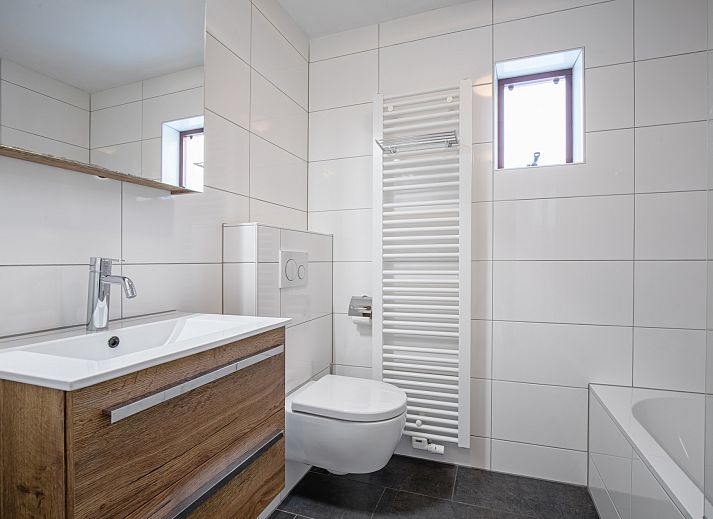 Cozy living room in Villapark Residence Texel No. 719, vacation home in De Cocksdorp, Texel with stylish sitting area and fireplace.