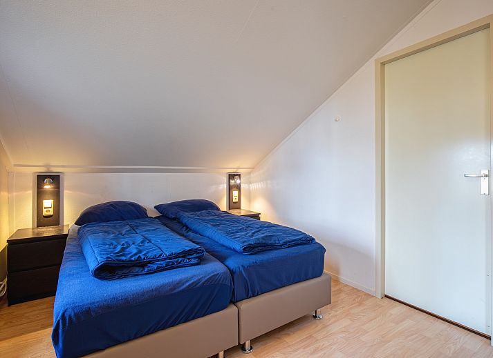 Cozy living room in Villapark Residence Texel No. 719, vacation home in De Cocksdorp with comfortable sitting area and modern fireplace.