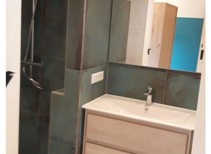 Stijlvolle woonkamer in Bungalowpark Slufteroord - Duinzicht de Slufter, Texel. Comfortabele zitruimte en open keuken.