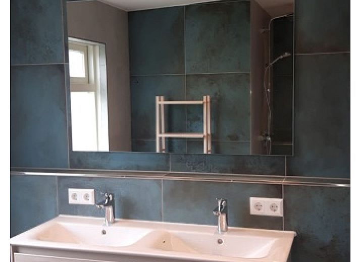 Gezellige eethoek met tuinzicht bij Bungalowpark Slufteroord - Duinzicht de Slufter, vakantiehuis op Texel.