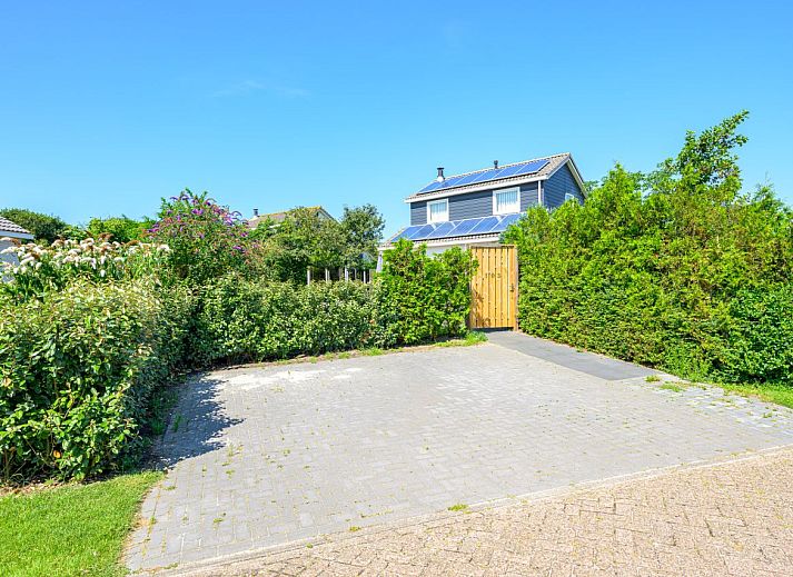 Moderne Kche in einem freistehenden Haus in De Koog, Texel, mit schlichtem Dekor und Luxusgerten, ideal fr einen komfortablen Urlaub.