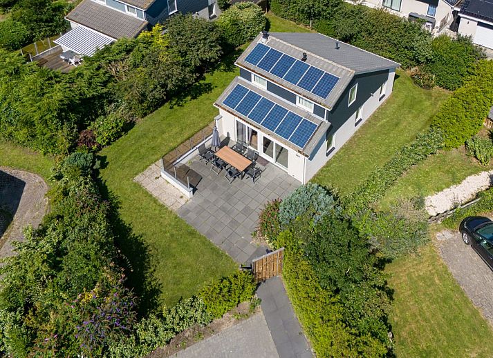Moderne Kche in einem freistehenden Haus in De Koog, Texel, mit schlichtem Dekor und Luxusgerten, ideal fr einen komfortablen Urlaub.