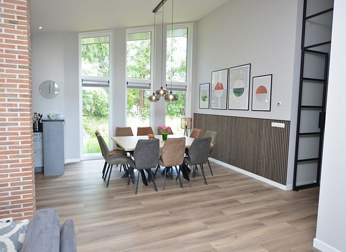 Stijlvolle woonkamer van Orchismient 49 in De Koog, Texel met uitzicht op de natuur.