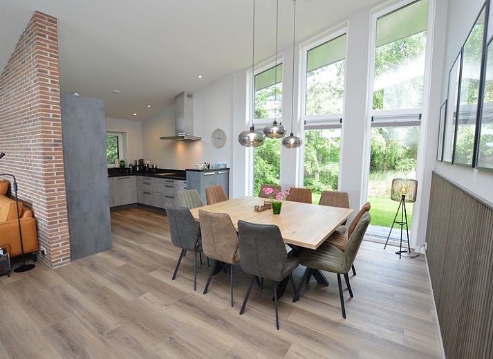 Stijlvolle woonkamer van Orchismient 49 in De Koog, Texel met uitzicht op de natuur.