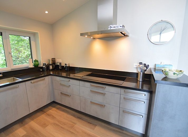 Stijlvolle woonkamer van Orchismient 49 in De Koog, Texel met uitzicht op de natuur.