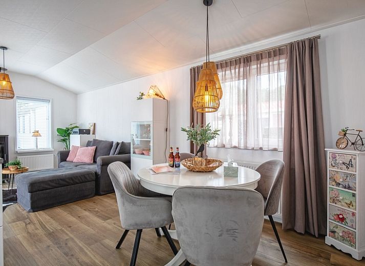 Chalet Bregkoog 52 in De Koog, Texel, met zonnige veranda en kleurrijke zonnebloemen bij Chaletpark Bregkoog.