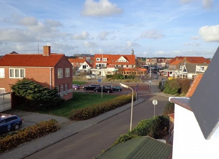 Gezellige woonkamer in Appartementen Anna - Noorderlicht - 13 op Texel, met veel lichtinval in De Koog.