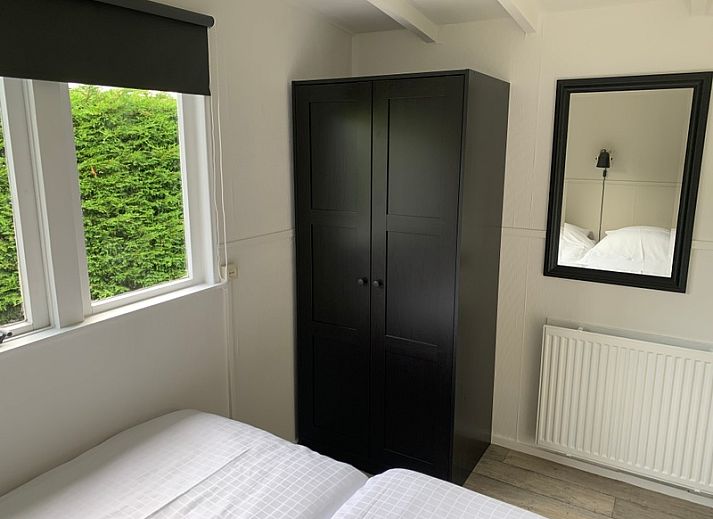 Geniet van het terras bij vakantiehuis Hoog Koog 12 in Bungalowpark Hoog Koog, De Koog, Texel, omringd door groene natuur.