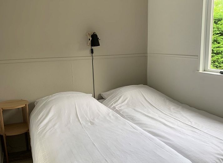 Gezellige woonkamer van vakantiehuis Hoog Koog 12 in Bungalowpark Hoog Koog, De Koog, Texel, met comfortabele zithoek en eethoek.