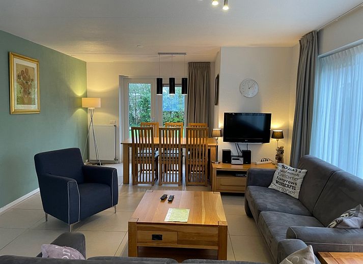 Vogelmient 55 vakantiehuis in De Koog, Texel omgeven door groene natuur en een charmante tuin, ideaal voor een ontspannen verblijf op de Waddeneilanden.