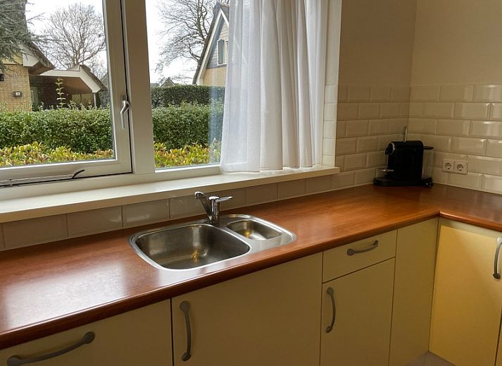 Vogelmient 55 vakantiehuis in De Koog, Texel omgeven door groene natuur en een charmante tuin, ideaal voor een ontspannen verblijf op de Waddeneilanden.