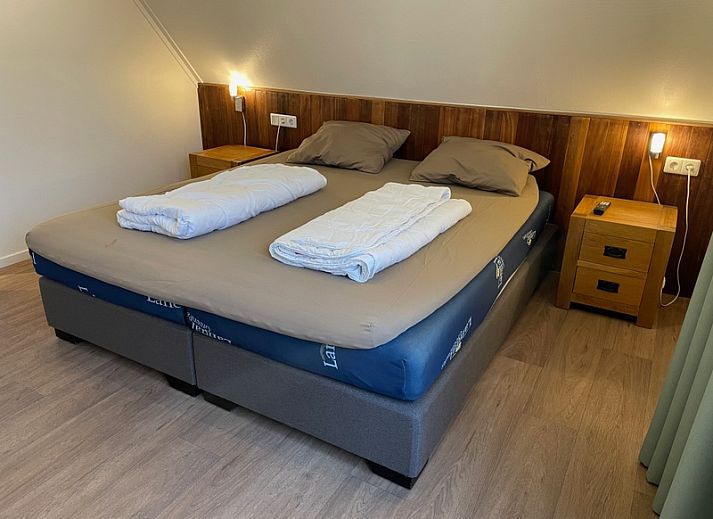 Vogelmient 55 vakantiehuis in De Koog, Texel omgeven door groene natuur en een charmante tuin, ideaal voor een ontspannen verblijf op de Waddeneilanden.