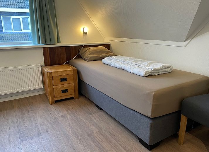 Gezellige woonkamer in vakantiehuis Vogelmient 55, De Koog, Texel met moderne inrichting en uitzicht op de tuin.