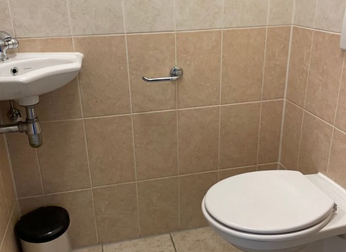 Gezellige woonkamer in vakantiehuis Vogelmient 55, De Koog, Texel met moderne inrichting en uitzicht op de tuin.