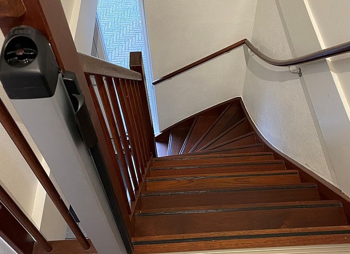 Gezellige woonkamer in vakantiehuis Vogelmient 55, De Koog, Texel met moderne inrichting en uitzicht op de tuin.